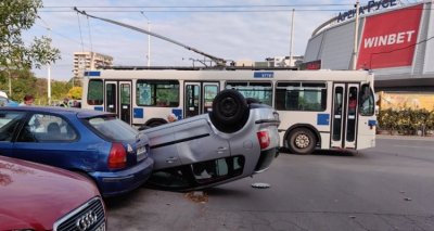 Заради отнето предимство: Шофьорка се удари в тролей и се преобърна по таван в Русе