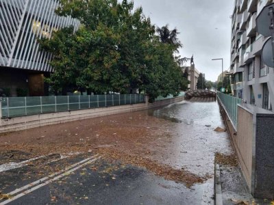 Почистват Подземната улица в Бургас