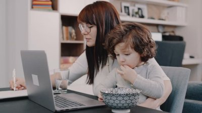 Промени в КТ предвиждат: Родителите на деца до 12 г. да могат да работят дистанционно през лятото