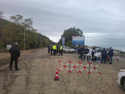 Сложиха полицейски патрул на входа на "Елените"