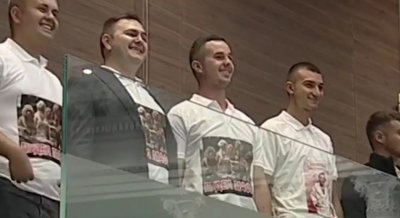 Контрашоу в НС: Младежи от ДПС-НН показаха тениски с Асен по пеньоар и пудели с пачки