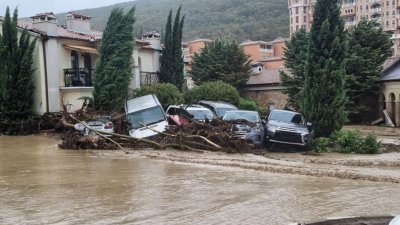 Водата отнесе багерист пред очите на спасители и журналисти 