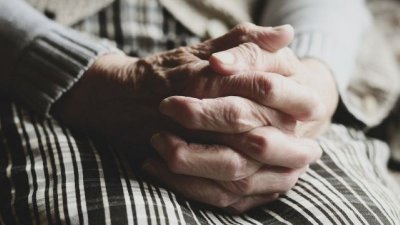 90–годишна баба даде 4000 лева на "ало" измамник да скъса смъртния акт на блъснато дете