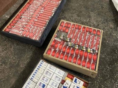 Спипаха огромно количество контрабандни цигари в камион за мебели (СНИМКИ)