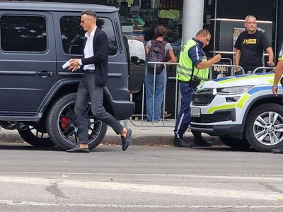 СЛЕД ГЛОБАТА: Бербатов смени G-класата с тротинетка