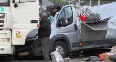 Извънредно: 9 души са ранени при катастрофа между бус и тир в София 