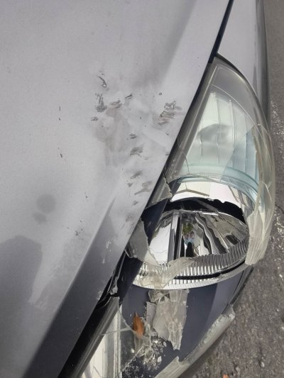 Бетон падна върху кола в София (СНИМКИ)