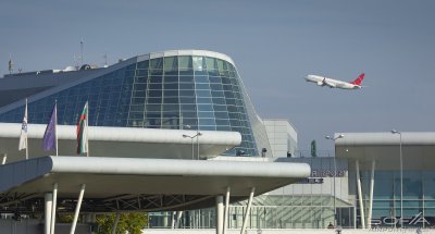 ГАВРА: Общинска съветничка от арменска делегация била съблечена при проверка на летището в София