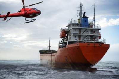 Бедствие в Черно море: Хеликоптер от ВМС пътува към кораб с пробойна