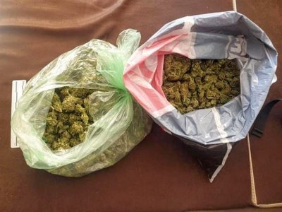 Хванаха млад мъж с близо 4 килограма марихуана