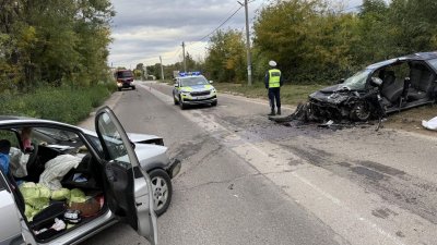 Жестока катастрофа край Хасково, режат ламарини за да вадят хора