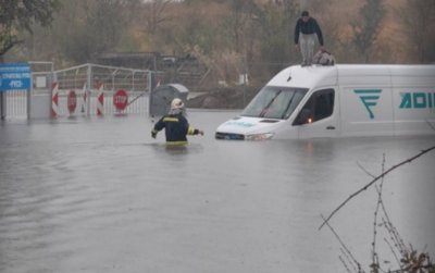 Пожарникари в Русе спасиха чужденец от покрива на потънал бус