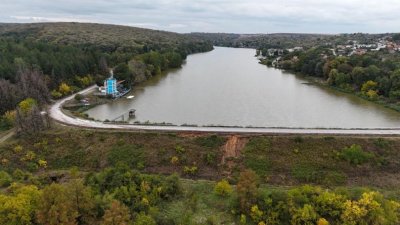Влагата в почвата до стената на язовира край Николово намалява