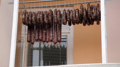Спипаха мъж да продава замърсен суджук, отнесе солидна глоба 