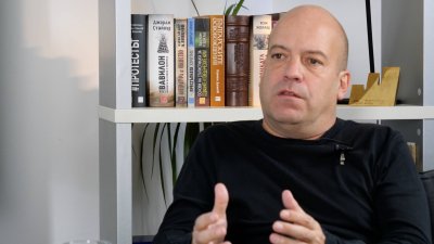 Сиромахов кани на театър, докато разхожда кучето в гората