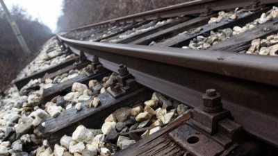 Товарен влак прегази железничар край Мездра