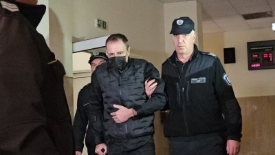 Домашен арест бизнесмена Стойчо Иванов, въртял нелегална фабрика за цигари край село Момково
