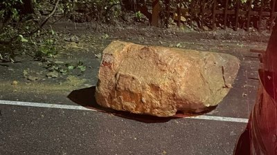 Падащи камъни удариха такси под "Царевец" 