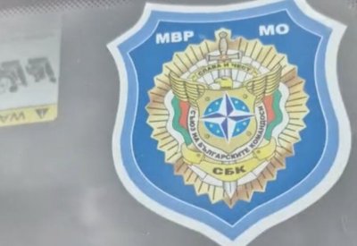 "Правосъдие за всеки": На една от колите на арестуваните търговци на гласове има стикер на командосите 