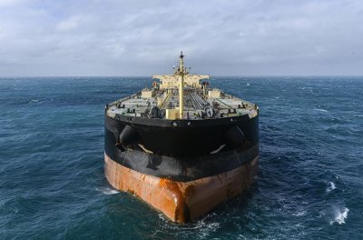 Спасителна акция: Хеликоптер от ВМС пътува към товарен кораб с пробойна