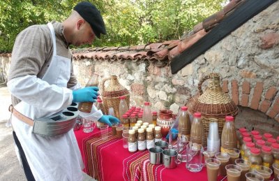 Радомир се готви да раздаде 1200 литра боза