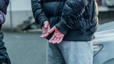 „Ще ти извадя очите и ще ти ги сложа в ръцете“: Заключиха мъж, пребил майка си и жена си