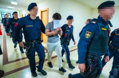 Тийнейджъри мигранти изнасилвали месеци наред учителка в Австрия