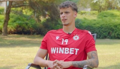 Янев оставя лентата на ръката на Теди Иванов
