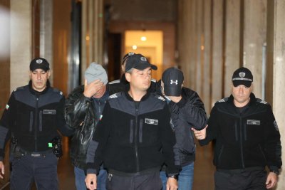 Двамата от ДАИ, взели подкуп от екипа на Роби Уилямс, остават в ареста (СНИМКИ)