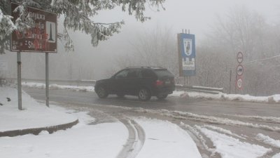 Сняг вали по проходите в област Смолян