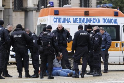 Мъж се опита да се самоубие в центъра на София!