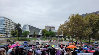 Лошото време и дъждът не спяха протестите срещу насилието над деца! (СНИМКИ)