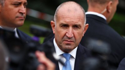 Радев до шефа на НСО: И аз ще пътувам с личната си кола