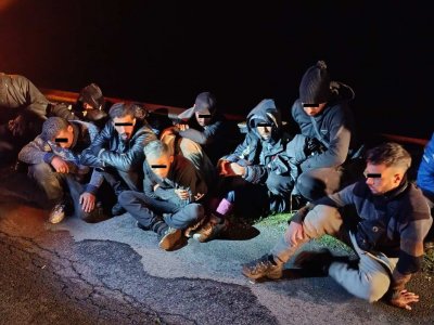 Екшън в Бургас: Полицаи задържаха каналджии, превозващи 11 нелегални мигранти