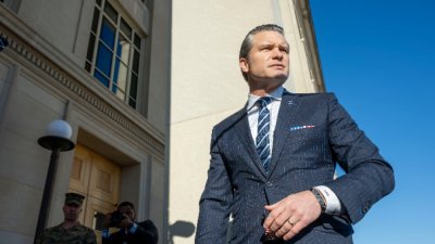 Самолетът на Пийт Хегсет е кацнал непланирано във Великобритания