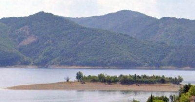 Придошли води блокираха мъж на остров в река Арда