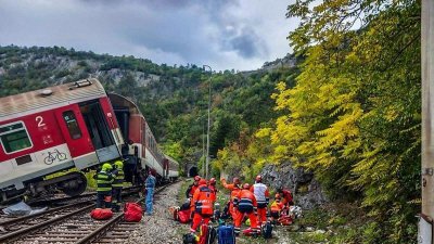 Два влака се сблъскаха в Словакия, ранените са най-малко 20