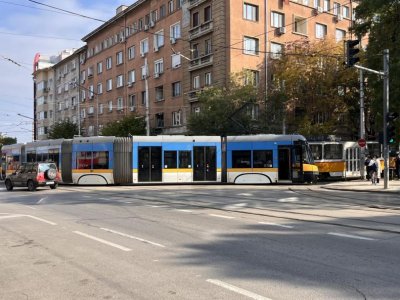 Жена е пострадала при катастрофата между два трамвая на бул. „Христо Ботев“