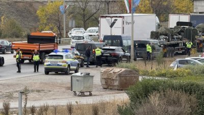Зрелищно меле между ягуар и военен камион на "Ботевградско" в София (СНИМКИ)
