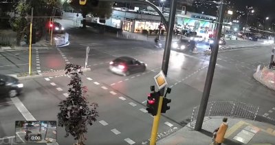 Тротинетка се удари в бус на столично кръстовище (ВИДЕО)