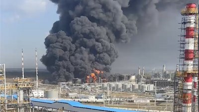 Украйна удари още две руски петролни рафинерии