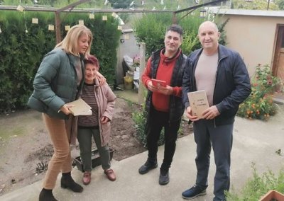 Радев и Десислава спретнаха изненада на фен на Путин, той ги гости с баница 