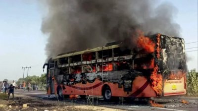 20 души изгоряха в запалил се автобус в Индия