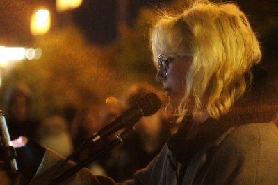 Русия арестува млада певица, докато пее "забранени" песни на улицата