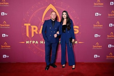Жената на Бачорски не го изпуска от поглед