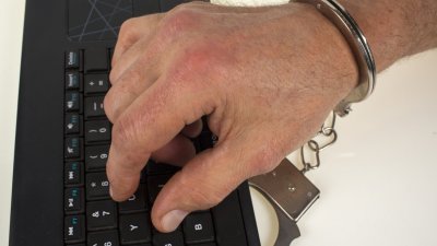 В Румъния: Осъден хакна базата данни и промени присъдата си 