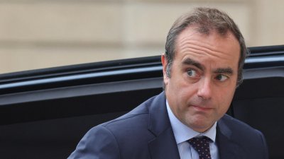 Френското правителство оцеля след първия вот на недоверие
