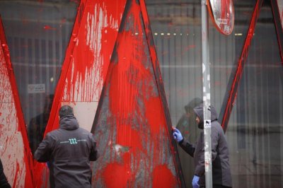 Отложиха заседанието по делото срещу обвиняемите за хулиганството пред сградата на ЕП и ЕК в София