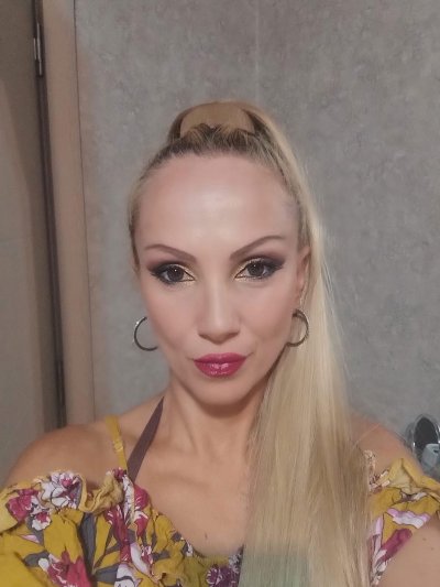 Изпълнителката на "Нещо еротично" стана госпожа в детската градина