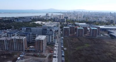 Град за 10 000 души никне между два мола